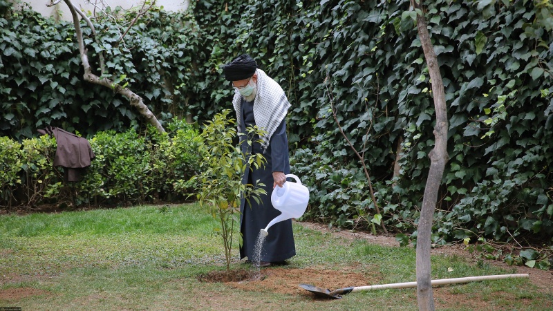ڕێبەری مەزنی شۆڕشی ئیسلامی: چالاکیی ژینگەیی، چالاکیی ئایینی و شۆڕشگێڕانەیە