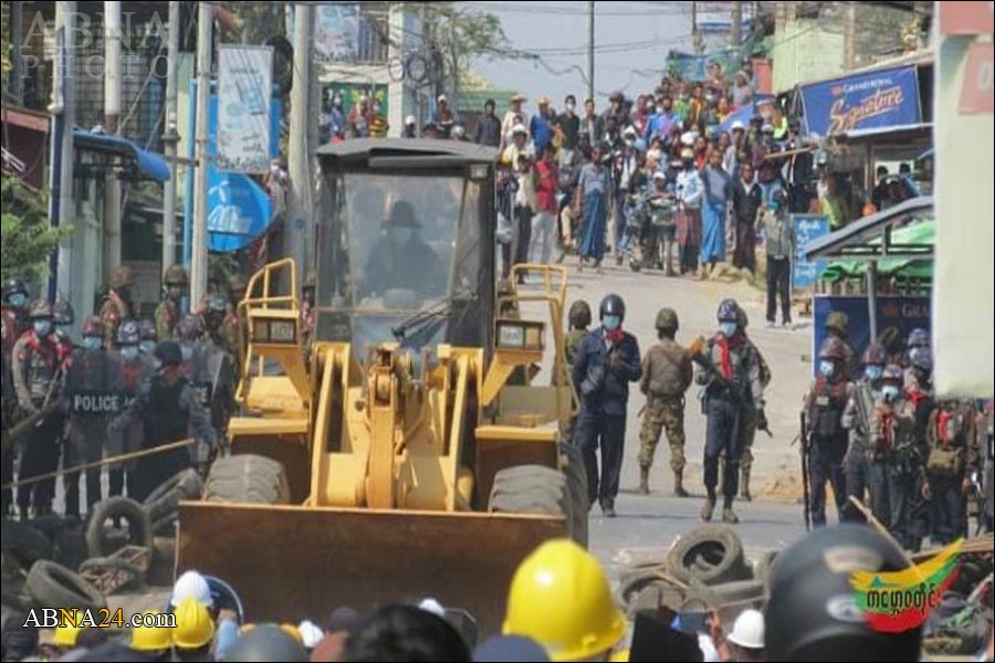  ေတာင္ႀကီးတြင္ ဆႏၵျပျပည္သူမ်ားကို ရဲႏွင့္စစ္တပ္က အၾကမ္းဖက္ၿဖိဳခြင္း၊ လူငယ္ ၂ ဦး ရာဘာက်ည္ ထိမွန္