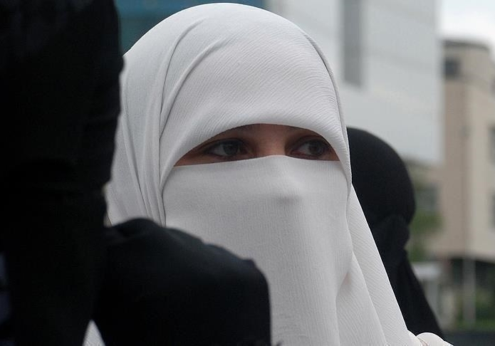 سويسرا تحظر ارتداء "النقاب الإسلامي" في الأماكن العامة