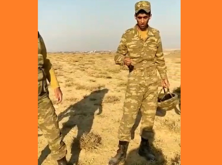 Шәһид бир ҝүлдүр Имам Һүсејн (ә) ону өз бағында әкир. Аллаһ бизи Имам Һүсејнин (ә) јанында хәҹаләтли гојмасын!- Видео