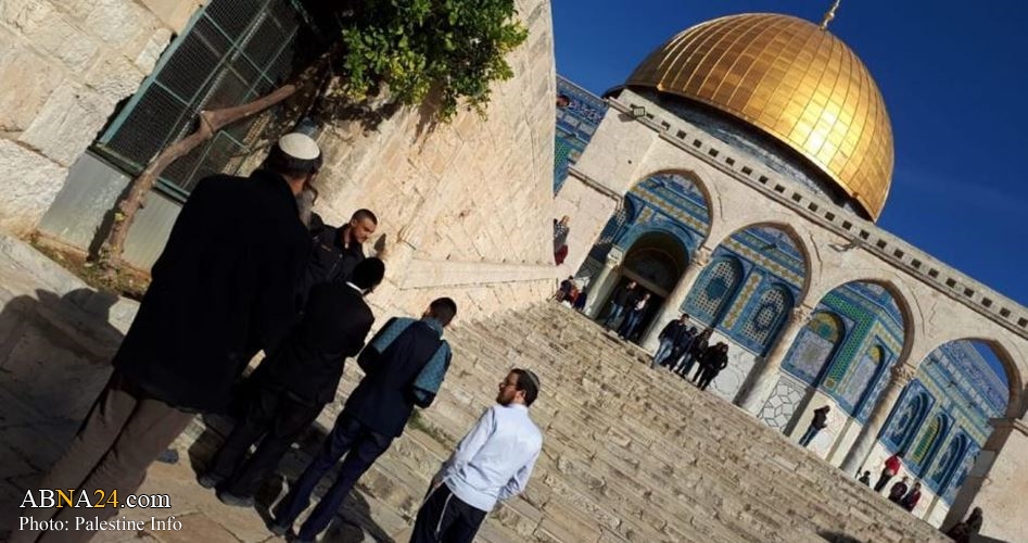 Dozens of extremist Jewish settlers storm Al-Aqsa courtyards 