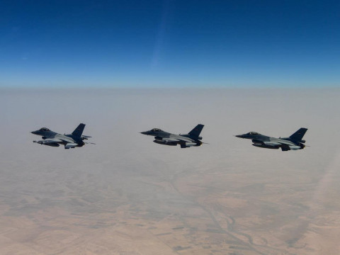 طائرات F_16 العراقية تستهدف أوكار عناصر عصابات داعش الإرهابية في جبال حمرين