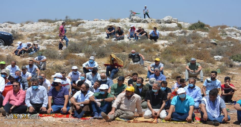 Palestinian held Friday prayer on lands threatened with confiscation by Israeli enemy