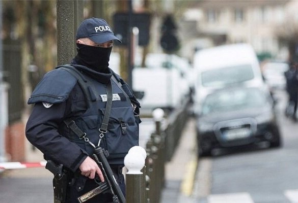 فرنسا: شرطي يقتل شخصاً وسط العاصمة