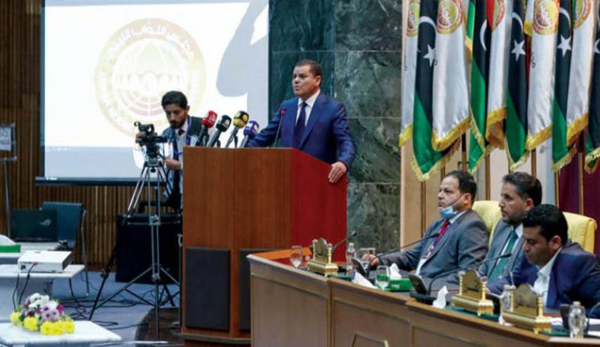 الحكومة الليبية تؤدي اليمين أمام مجلس النواب في طبرق بحضور عدد من السفراء