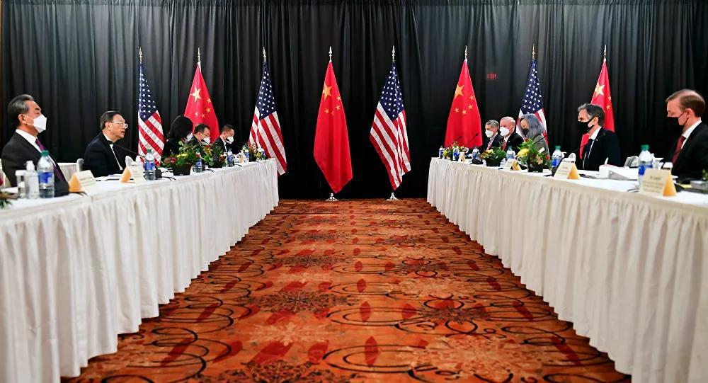 China declara que 'refeição principal ainda está por vir' sobre diálogo com EUA na reunião do Alasca