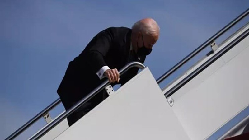 Biden Tiga Kali Jatuh saat Naik Tangga Pesawat