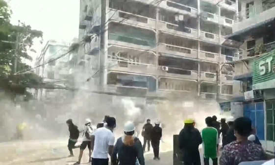 Demonstranten in Yangon werden von der Polizei unter Beschuss genommen, während das Militär in Myanmar den Griff verschärft