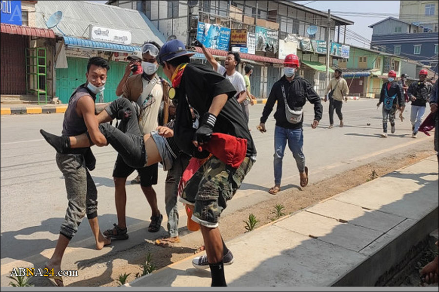 ေအာင္ပန္းၿမိဳ႕ ၌  ျပည္သူ လူထု ကို အၾကမ္းဖက္ စစ္တပ္ က က်ည္ အစစ္ျဖင့္ ပစ္ခတ္ အနည္းဆုံး ၃ ဦးေသဆုံး ၁၀ ေက်ာ္ ဒဏ္ရာရ