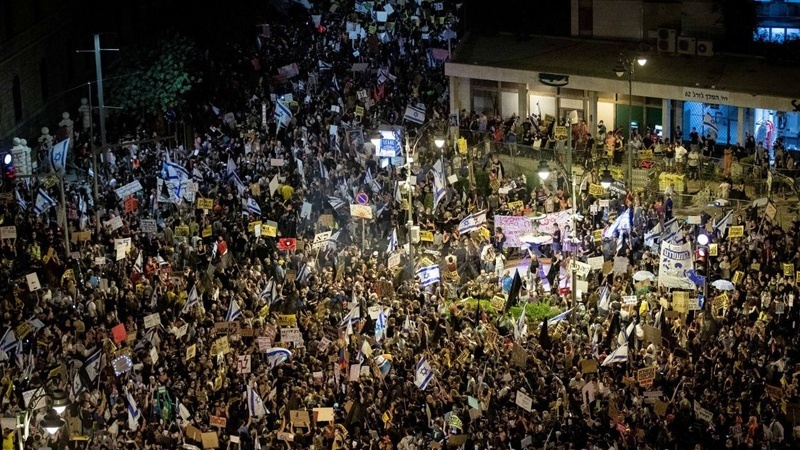 Tausende Demonstranten fordern erneut das Ende der Amtszeit von Netanjahu