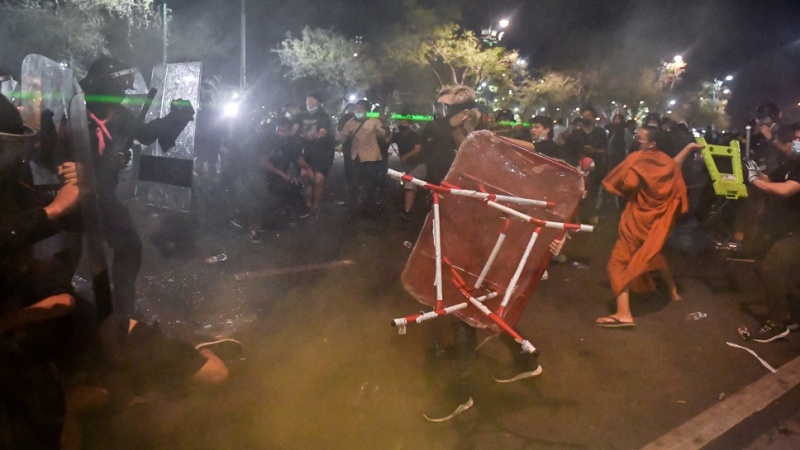 Thailändische Polizei stößt mit Demonstranten in der Nähe des Königspalastes zusammen