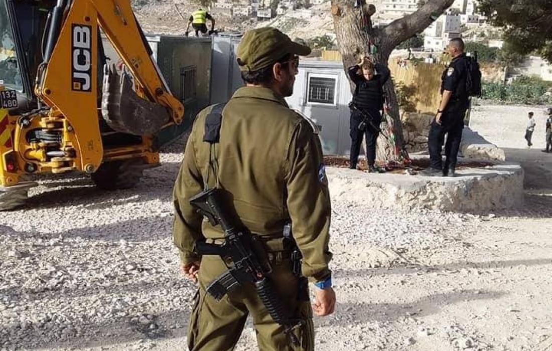 مواطن فلسطيني يهدم منزله بضغط من الاحتلال الاسرائيلي
