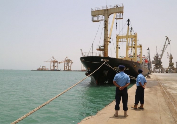 العدوان السعودي يشن غارات على ميناء الصليف اليمني