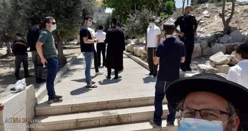 Extremist Jewish settlers break into Al-Aqsa courtyards under Israeli police protection
