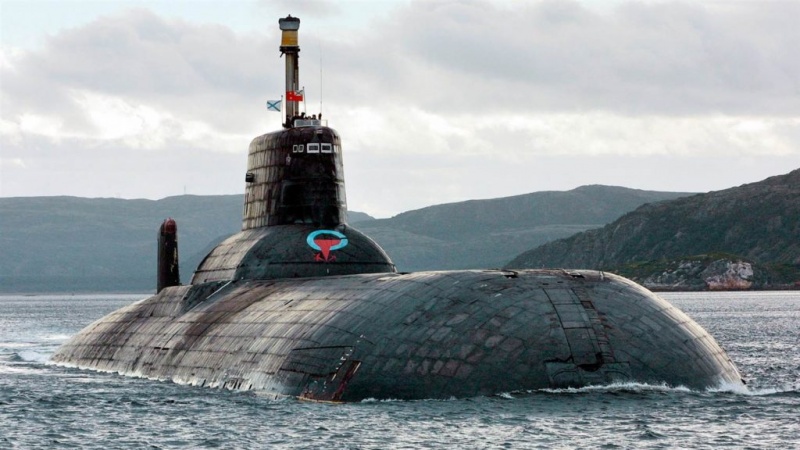 Russia, tre sottomarini emergono da sotto il ghiaccio artico