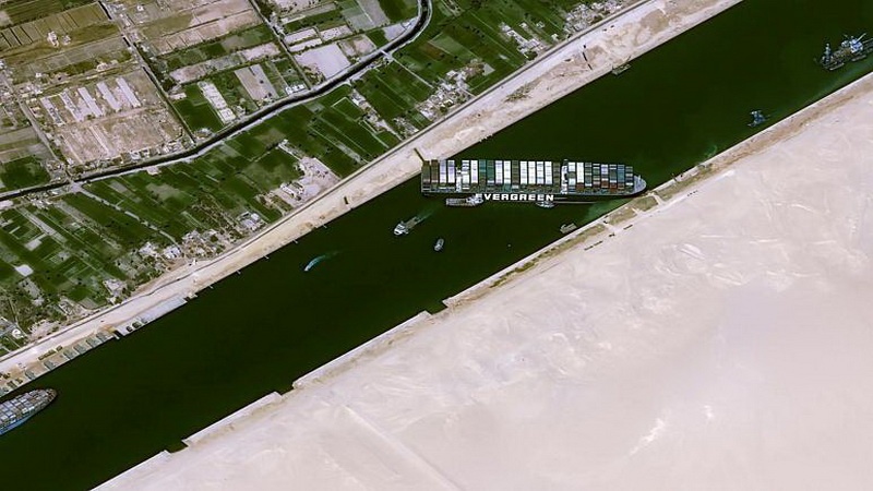 Контейнеровоз, севший на мель в Суэцком канале, выявил его значение для мировой экономики