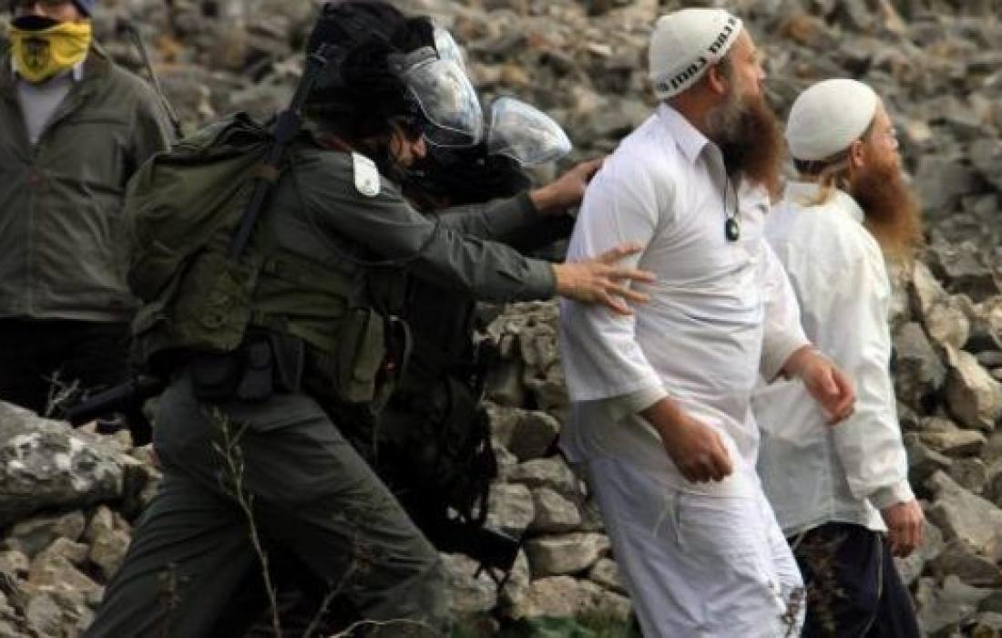 مستوطنون يعتدون على شاب ويحطمون مركبة غرب سلفيت