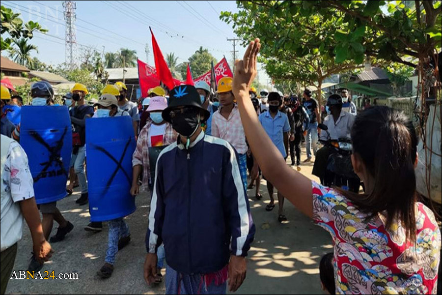 ပုသိမ္ၿမိဳ႕ က ကဗ်ာ ဆရာ လူဖန္ခါး ကို အၾကမ္းဖက္ စစ္ အုပ္စုက ႐ိုက္ႏွက္ ဖမ္းဆီး