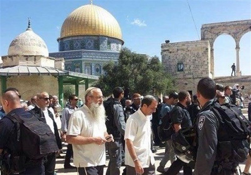 مئات المستوطنين يستبيحون باحات الأقصى المبارك 