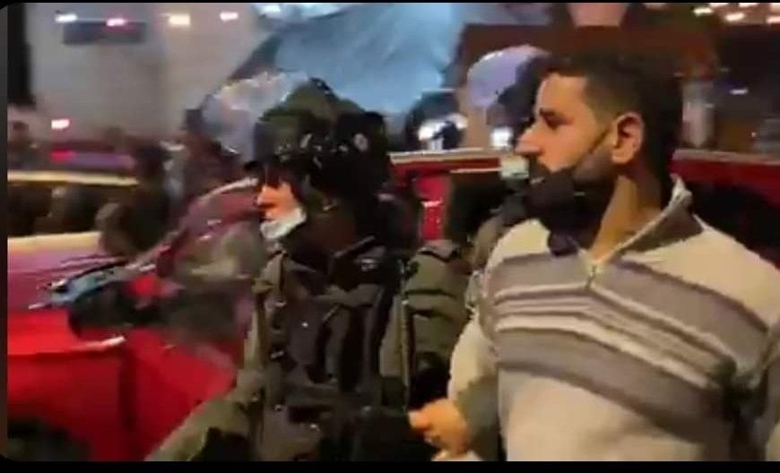 مواجهات واعتقالات واصابات بين المقدسيين والاحتلال خلال اعتقال اسير محرر