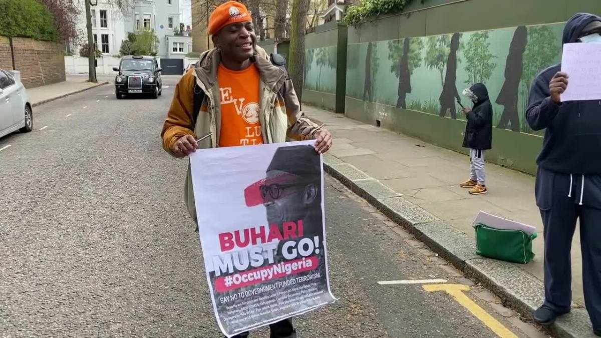 Photo: How Patriotic Nigerians welcomed President Buhari on his visit to London!