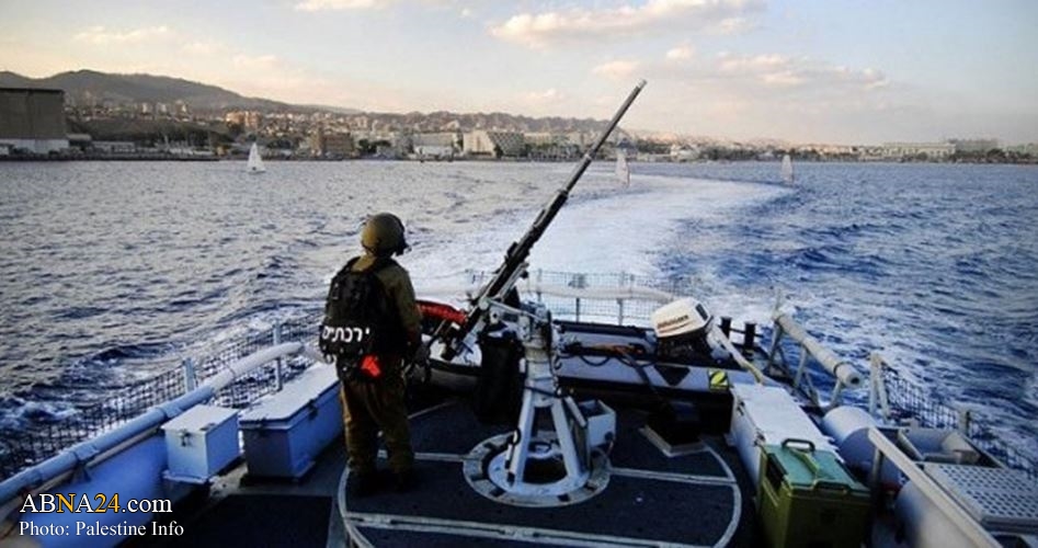 Israeli enemy gunboats attack Palestinian fishermen in Gaza waters