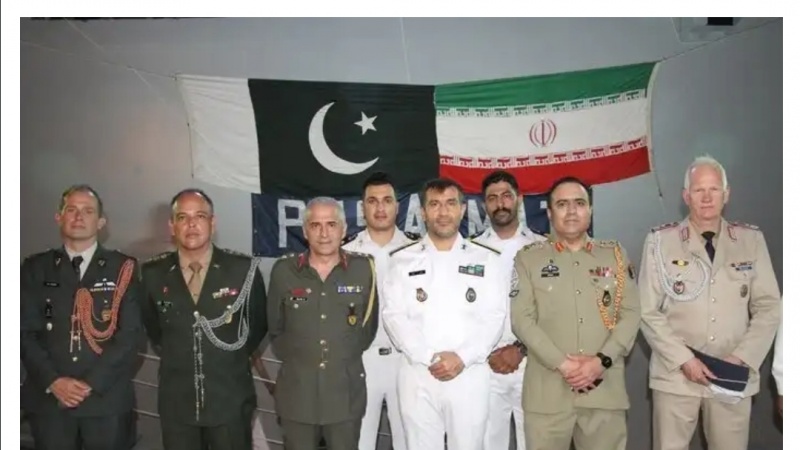 Pakistanlı siyasi ve askeri yetkililer Hark kruvazöründe