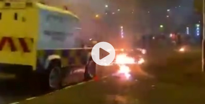 İrlanda'da protestocu kendi ayağına sıktı!
