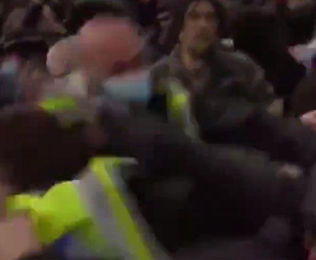 Londra'da polis güçleriyle protestocular birbirine girdi