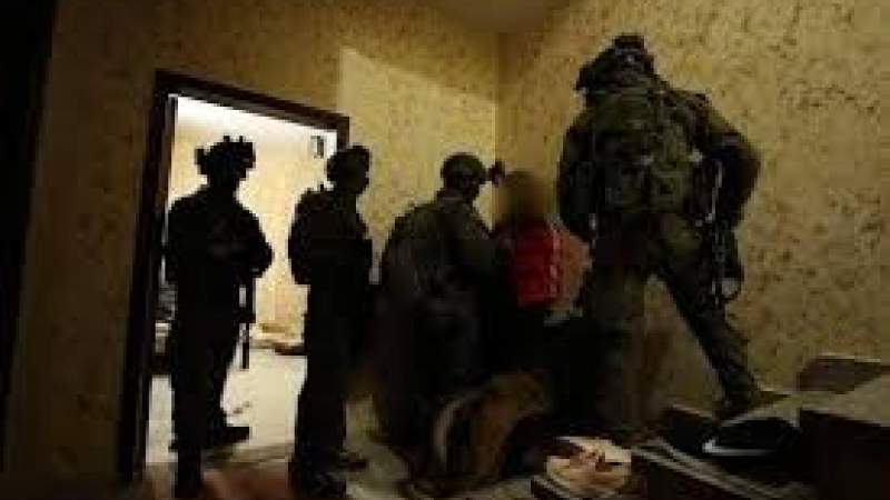 قوات الاحتلال الاسرائيلي تعتقل شابًا من بيت لحم وتداهم منازل للفلسطينيين