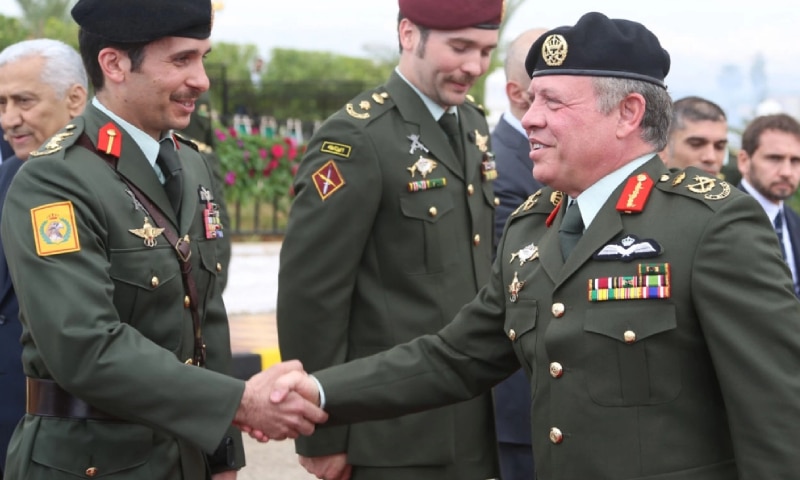 تفاصيل مفاجئة.. كشف السبب الحقيقي لخلاف ملك الأردن مع أخيه حمزة