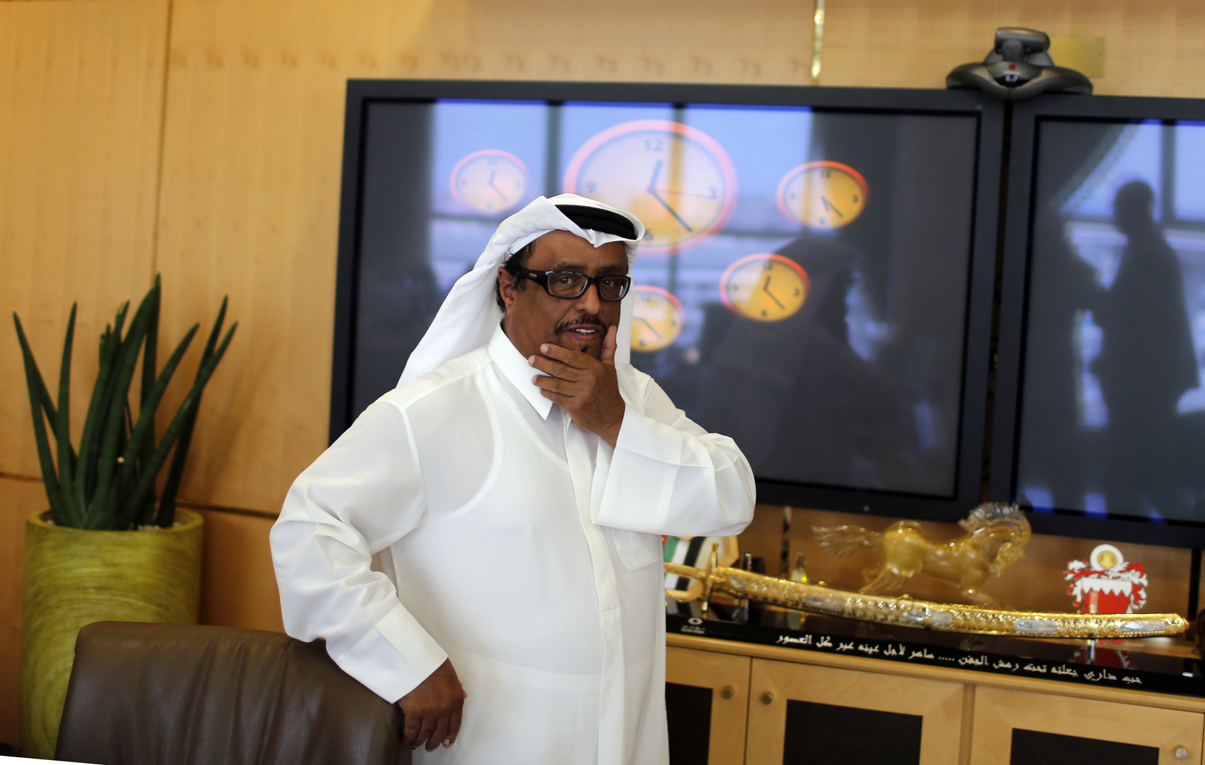 مسؤول إماراتي يعترف بقوة إيران وتلقينها أمريكا دروساً في السياسة
