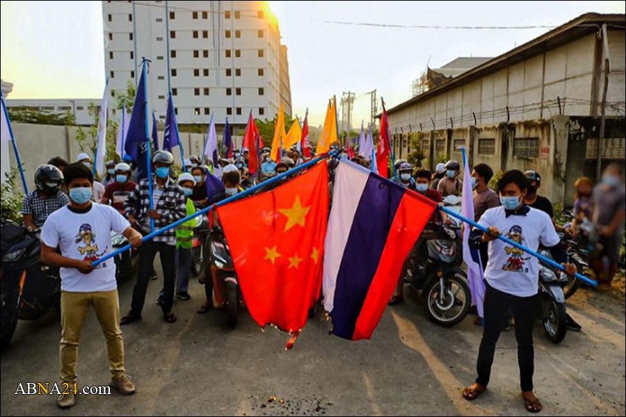  အာဏာ သိမ္း စစ္ေကာင္စီ ကို အကာ အကြယ္ေပး သည့္ တ႐ုတ္ႏွင့္ ႐ုရွား အလံ မ်ား မီးရႈိ႕ ဆႏၵျပ