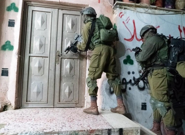 قوات الاحتلال الاسرائيلي تداهم منزل فلسطيني وتستولي على مركبته
