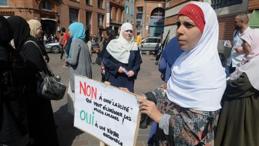 مشروع تحديد سن الحجاب في فرنسا يكشف عنصرية متجذرة ضد المسلمين
