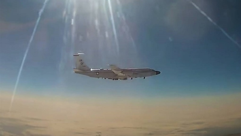 Истребитель МиГ-31 сопроводил американский самолет-разведчик над Тихим океаном