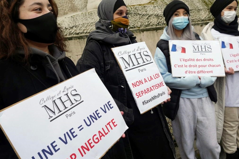 La France condamne l’interdiction du foulard