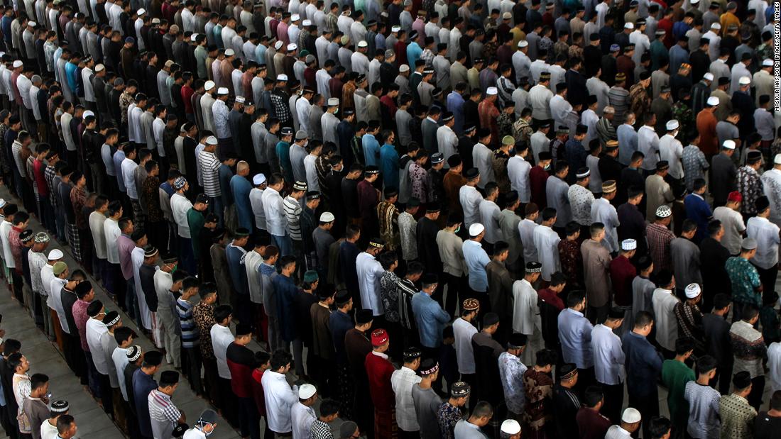 Indonesian Muslims attend prayers marking start of Ramadan (+Video)