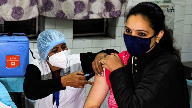 भारत में कोरोना का क़हर, वैक्सीन निर्यात करने वाला देशअब कोरोना वैक्सीन बाहर से ख़रीदने पर मजबूर