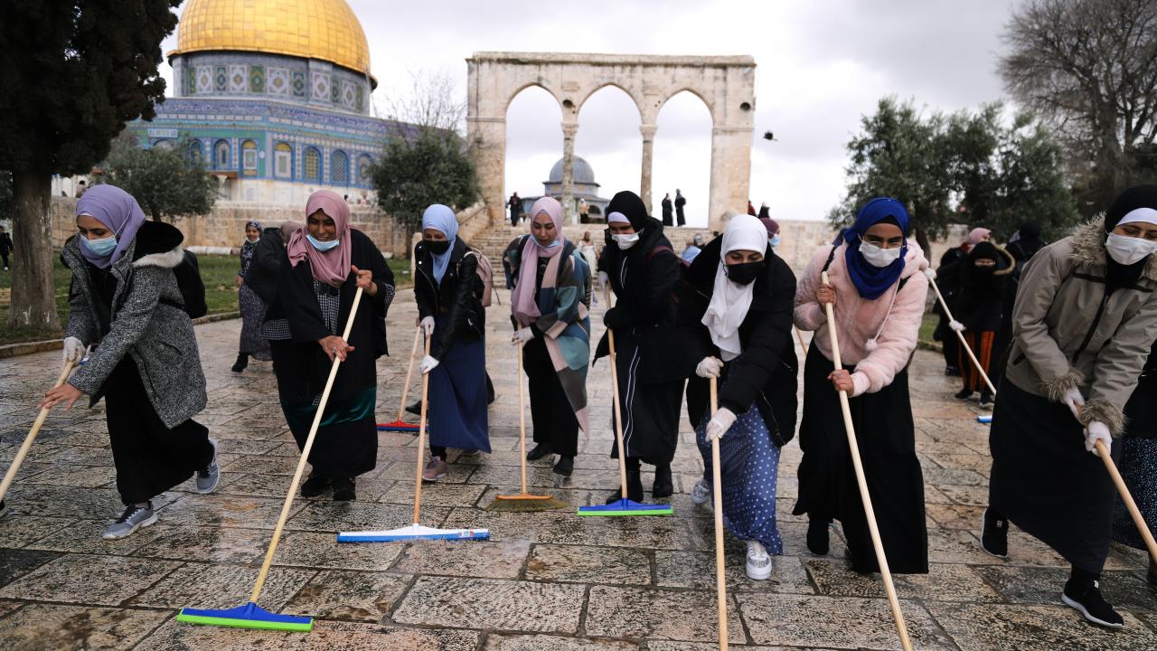 تقرير مصور / الفلسطينيون يجهزون المسجد الأقصى وساحاته لاستقبال شهر رمضان المبارك