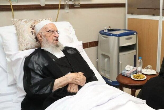 آية الله مكارم شيرازي يرقد في المستشفى 