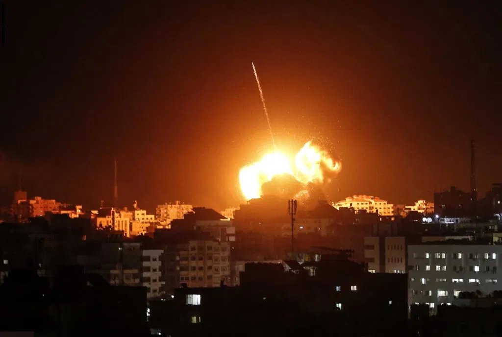 الاحتلال الإسرائيلي يستهدف عدة مواقع للفصائل الفلسطينية المسلحة في قطاع غزة