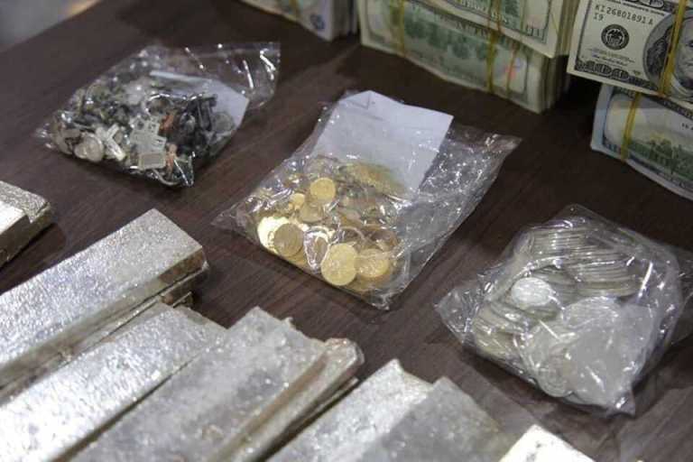 الشرطة العراقية تعثر على أموال طائلة لداعش التكفيري تحت أنقاض الموصل+(صور)