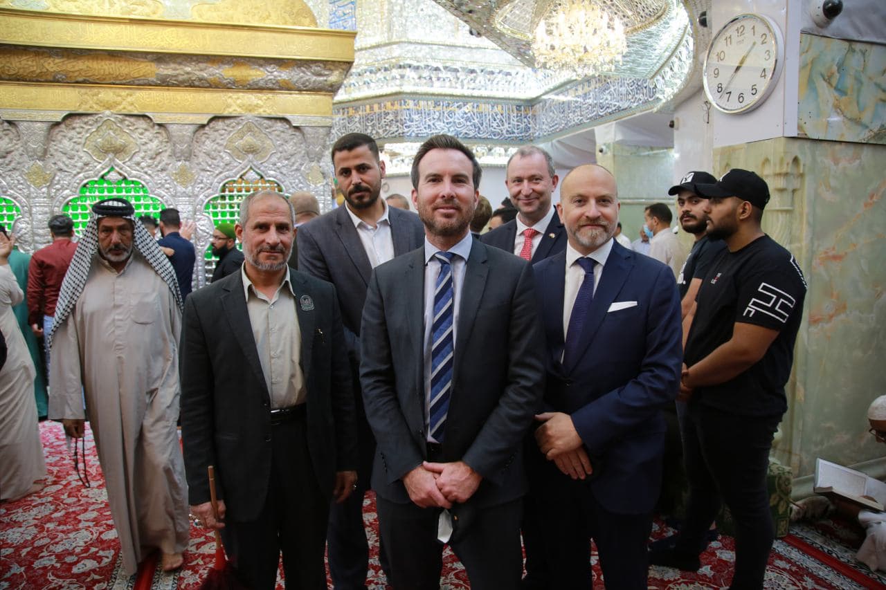 السفير الدنماركي يزور مرقد الامام الحسين (ع) بكربلاء+(صور)