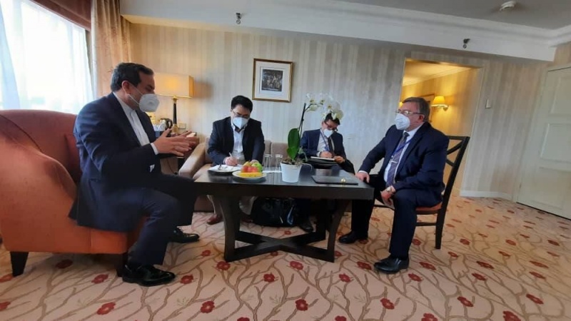 伊朗代表团与俄罗斯和中国代表进行谈判