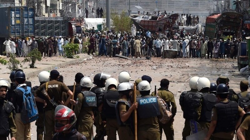 Pakistan: proteste anti-Francia: scontri manifestanti polizia