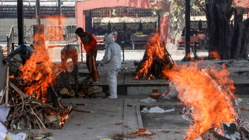 भारत में कोरोना का क़हर जारी, श्मशान में नम्बर नहीं आया तो पार्क में ही जला दिया शव