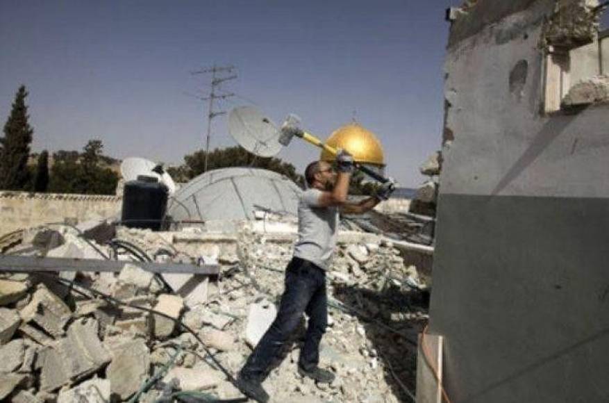 الاحتلال الاسرائيلي يجبر مقدسيا على هدم منزله في جبل المكبر بالقدس 