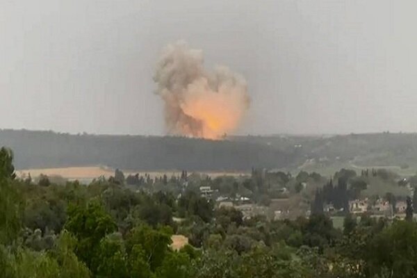 Haaretz: Huge explosion hits Israeli regime's missile factory (+VIDEO)