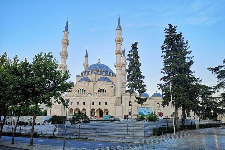 Albanie : 5 fidèles pognardés dans une mosquée